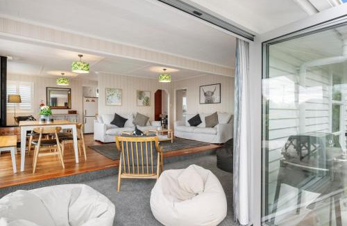 Rainbow Point Casa | Radiant Rainbow Point - Taupo Holiday Home