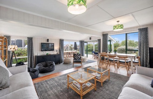 Rainbow Point Casa | Radiant Rainbow Point - Taupo Holiday Home