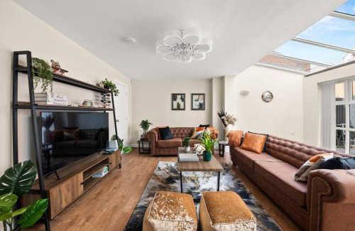 Slough Casa | Radiant Retreat Ideal for LegoLand, Windsor, & LHR