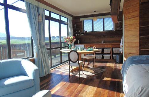 Raglan Villa | Raglan's Tranquil Garden Retreat - Moa Stone Estate