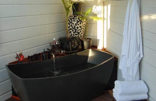 Raglan Villa | Raglan's Tranquil Garden Retreat - Moa Stone Estate