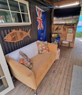 Raglan Casa | Raglan West Retro Beach Vibe Accommodation