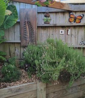 Raglan Casa | Raglan West Retro Beach Vibe Accommodation