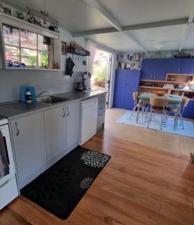 Raglan Casa | Raglan West Retro Beach Vibe Accommodation