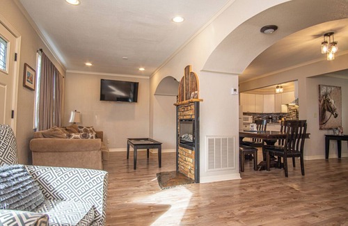 Hill City Casa | Casa de 3 dormitorios, 2 baños, 2 pisos. Completamente reformado. Centro de la ciudad de Hill, SD