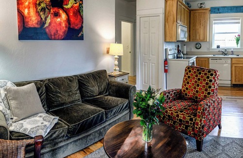 Siskiyou-Hargadine Historic District Cabaña | Railroad District, steps to downtown, everything you need to enjoy Ashland!
