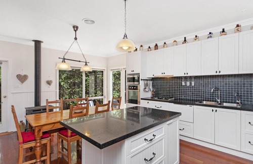 Port Fairy Cabaña | Railway Cottage - propiedad histórica renovada con estilo al otro lado de la carretera desde el río Moyne