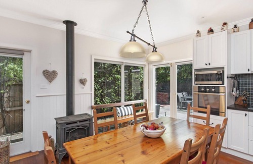 Port Fairy Cabaña | Railway Cottage - propiedad histórica renovada con estilo al otro lado de la carretera desde el río Moyne