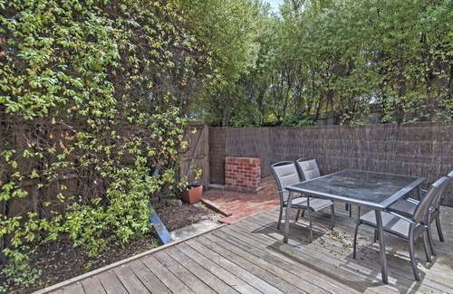 Port Fairy Cabaña | Railway Cottage - propiedad histórica renovada con estilo al otro lado de la carretera desde el río Moyne