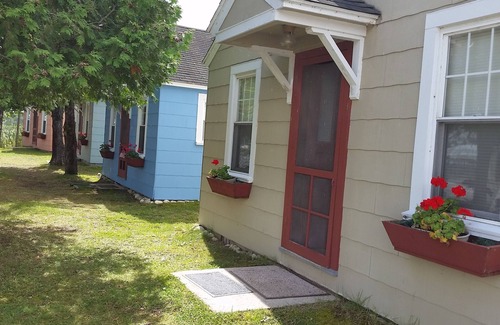 Cedarville Cabina | Rainbow Cabins - Beige Cabin #1
