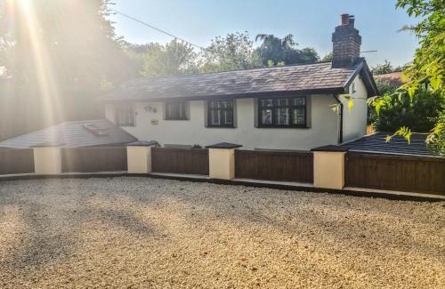 Aughton Casa | Rainbow Cottage, A Detached House with Hot Tub and private parking
