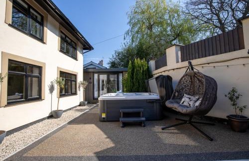 Aughton Casa | Rainbow Cottage, A Detached House with Hot Tub and private parking