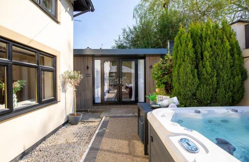 Aughton Casa | Rainbow Cottage, A Detached House with Hot Tub and private parking