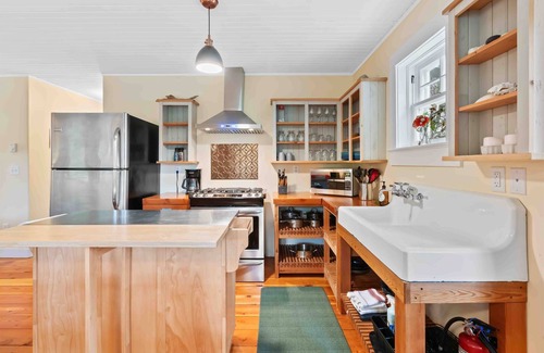 Ucluelet Cabina | Rainforest Cove I Private I Ocean Views I Deck & BBQ