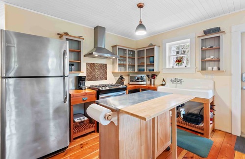 Ucluelet Cabina | Rainforest Cove I Private I Ocean Views I Deck & BBQ