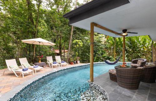 Quepos Casa | Rainforest Gem 2BR Aracari Villa with Private Pool AC Wi-Fi