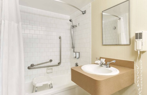 Belleville Hotel | Ramada by Wyndham Belleville Harbourview Conference Centre