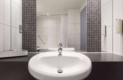 Whittington Hotel | Ramada by Wyndham London North M1