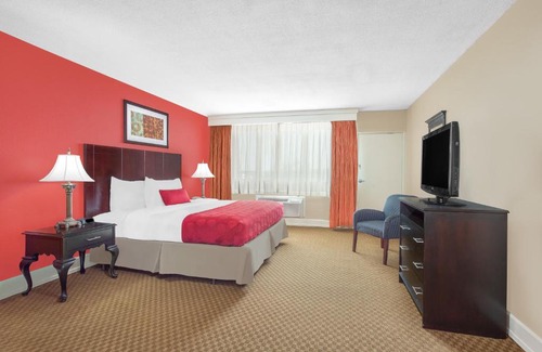 Terry Sanford Hotel | Ramada Plaza by Wyndham Fayetteville Fort Bragg Area