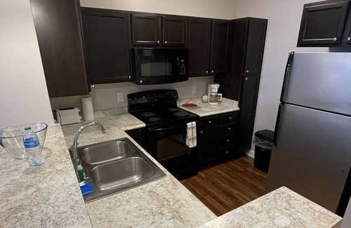 Carmel Apartamento | RARE 1 bedroom with DEN + 2 full baths in Carmel!
