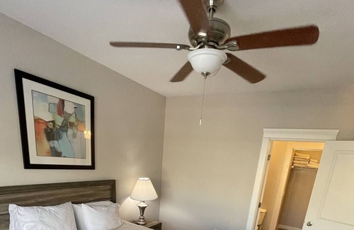 Carmel Apartamento | RARE 1 bedroom with DEN + 2 full baths in Carmel!