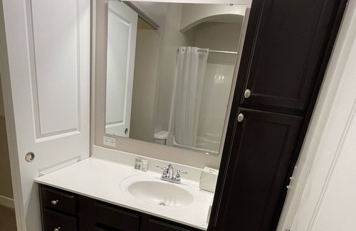 Carmel Apartamento | RARE 1 bedroom with DEN + 2 full baths in Carmel!