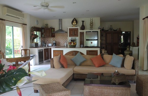 Rawai Villa | RARE ! 3 bed-3bath, swimming-pool-jacuzzi, property 1 600 m2, tropical garden, quiet area
