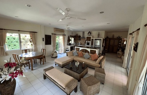 Rawai Villa | RARE ! 3 bed-3bath, swimming-pool-jacuzzi, property 1 600 m2, tropical garden, quiet area