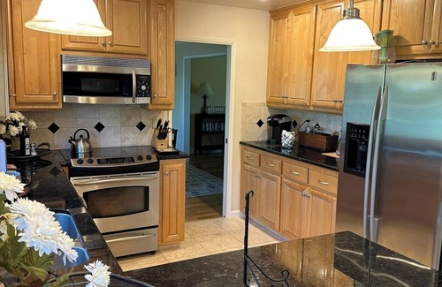 Folsom Casa | Rare Find! Yellow House Sanctuary on Hinkle Creek