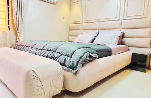 Lagos Chalet De Esquí | Rare Luxury 2bed guest house with private garden close to airport