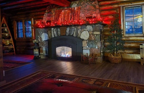 Hazelhurst Casa | Rare rustic log home located on Willow Flowage