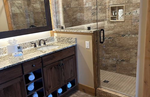 Gatlinburg Complejo | Rare Thanksgiving week 2-bedroom resort in fantastic Gatlinburg TN.