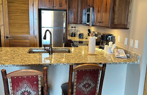 Gatlinburg Complejo | Rare Thanksgiving week 2-bedroom resort in fantastic Gatlinburg TN.