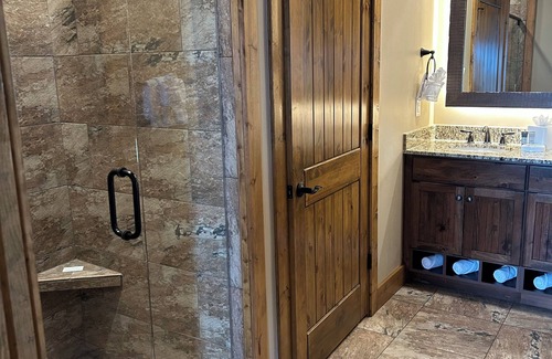 Gatlinburg Complejo | Rare Thanksgiving week 2-bedroom resort in fantastic Gatlinburg TN.
