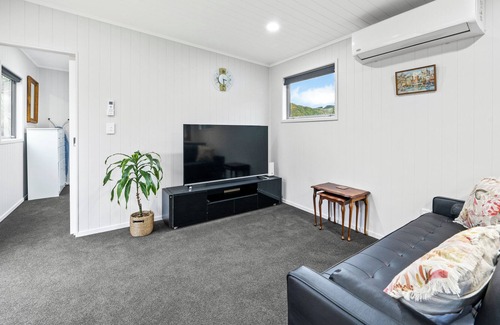 Raumati Beach Casa | Raumati Retreat - Raumati Beach Holiday Home