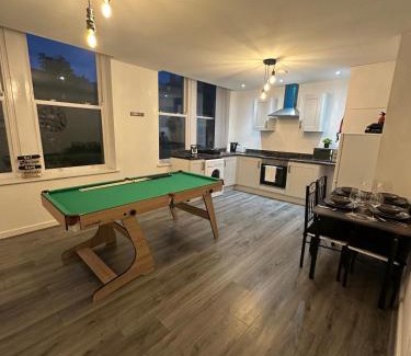 Bradford Apartamento | Rawson Apartments - Stylish City Centre Hideaway with 85 inch TV Cinema Room & Pool Table