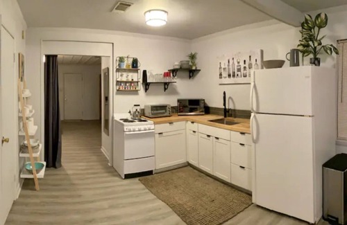 Piney Cabaña | Razorback Red Lakeside Cottage