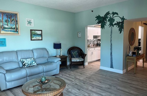 Redington Shores Condominio | Listo para una vacaciones! Sleepy Sea Turtle 2 BR / 2BA condominio frente al mar en alquiler !!