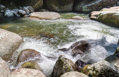 Ponte Branca Casa | Recanto da Margo 2, casa com acesso a cachoeira até 10 pessoas