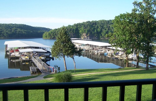 Kaiser Condominio | Lago condominio frente en el corazón del lago de los Ozarks 17,000 acres del parque de estado