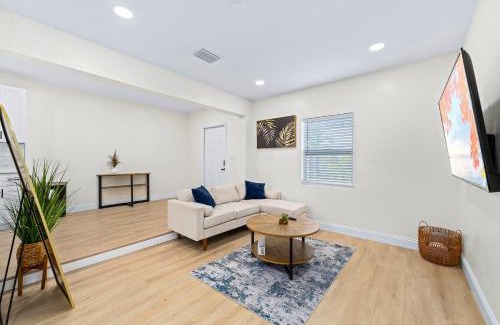 Briny Breezes Apartamento | Recently Remodeled + Mins from Beach and Downtown