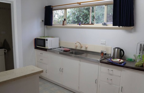 Halls Head Apartamento | Retiro para parejas recientemente renovado. Vistas al agua. Enorme cubierta con árbol en el medio.