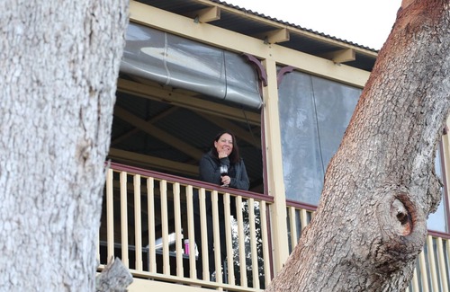 Halls Head Apartamento | Retiro para parejas recientemente renovado. Vistas al agua. Enorme cubierta con árbol en el medio.