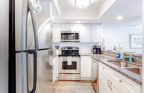 Surfcrest Village Condominio | Recently updated resort condo with 2 pools, 2 balconies, ocean views, BBQ, & W/D