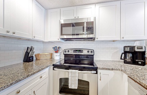 Surfcrest Village Condominio | Recently updated resort condo with 2 pools, 2 balconies, ocean views, BBQ, & W/D