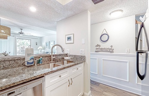 Surfcrest Village Condominio | Recently updated resort condo with 2 pools, 2 balconies, ocean views, BBQ, & W/D
