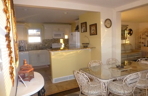 Chalfont Casa | Casa de ladrillo rojo para familia de 6 en barrio tranquilo