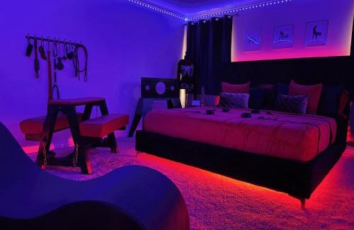 Killeen Casa | Red Chamber Tx King Spa & Couples Retreat