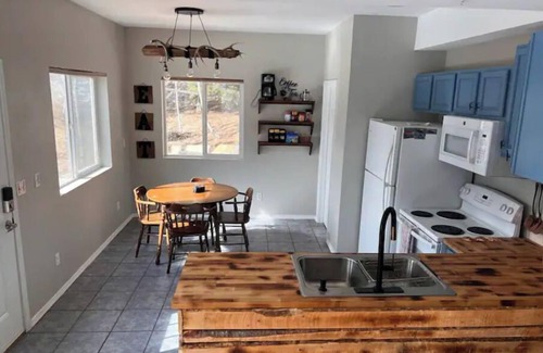 Colorado Springs Cabina | Red Door Cabin