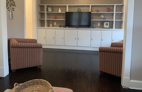 Middletown Casa | Red Door Charm 4 bed 2 Bath With Hot Tub